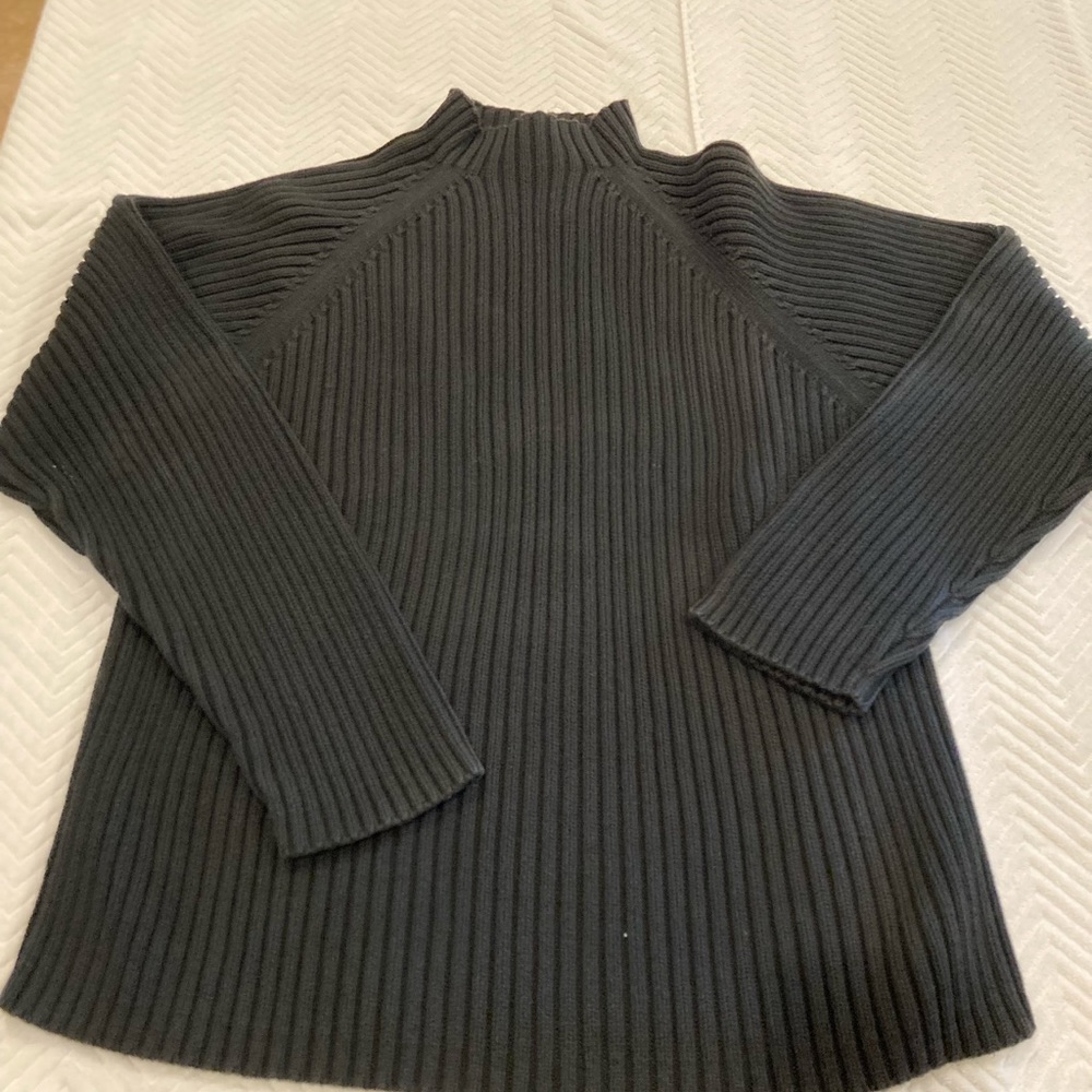 Banana Republic men’s turtleneck sweater.  Size large, Black